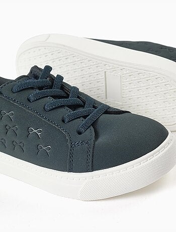 Trainers met reliëfstrikken en elastische veters