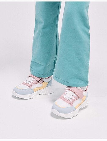 Trainers van twee materialen met dikke zool