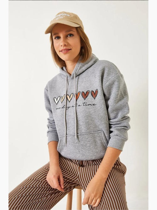 Triple yarn geborstelde hoodie met hartprint en capuchon lucci - Kiabi Triple yarn geborstelde hoodie met hartprint en capuchon lucci - Kiabi