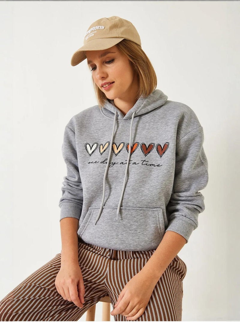 Triple yarn geborstelde hoodie met hartprint en capuchon lucci Grijs - Kiabi
