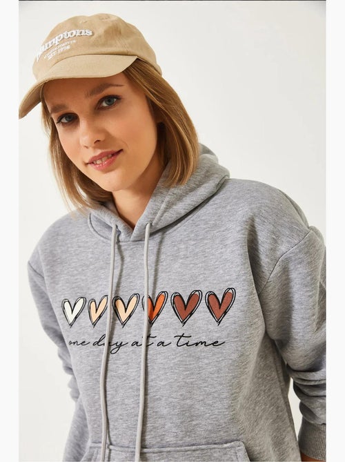 Triple yarn geborstelde hoodie met hartprint en capuchon lucci - Kiabi Triple yarn geborstelde hoodie met hartprint en capuchon lucci - Kiabi
