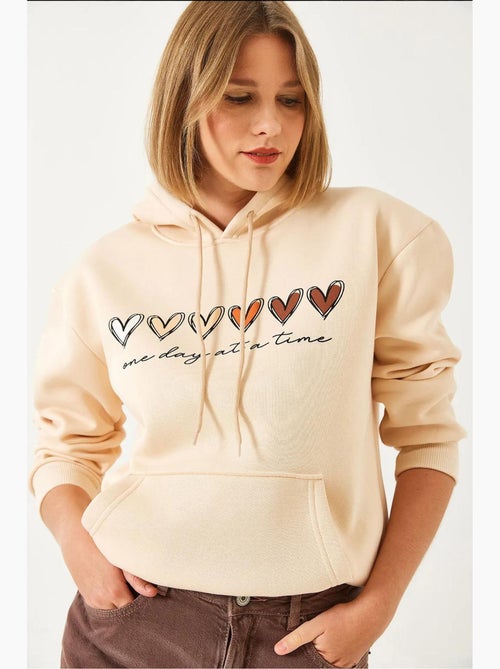Triple yarn geborstelde hoodie met hartprint en capuchon lucci - Kiabi Triple yarn geborstelde hoodie met hartprint en capuchon lucci - Kiabi