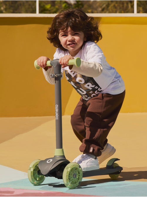 Trottinette enfants LIONELO Jessy - Roues éclairées - 3 Roues - Hauteur réglable - Kiabi Trottinette enfants LIONELO Jessy - Roues éclairées - 3 Roues - Hauteur réglable - Kiabi
