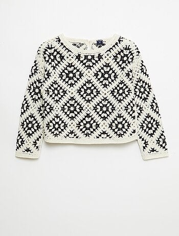 Trui van ajourtricot met bloemenborduursels