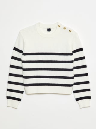 Trui van ribtricot en schouderknoopjes
