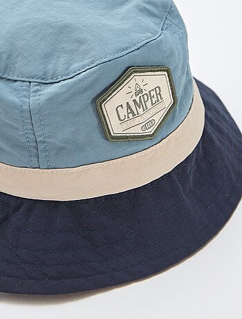 Tweekleurige bucket hat in camperstijl