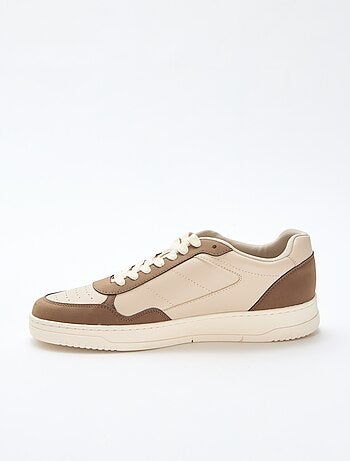 Tweekleurige lage sneakers met uitsnijding