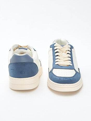 Tweekleurige lage sneakers met uitsnijding