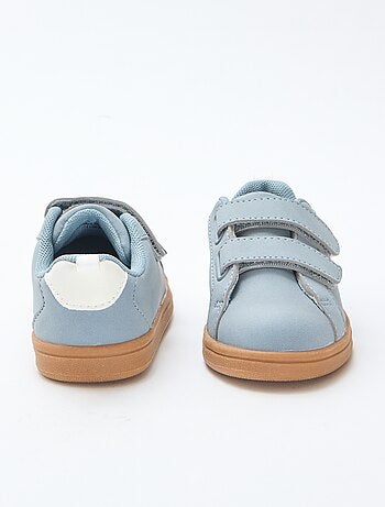 Tweekleurige lage sneakers van suèdine met klittenband