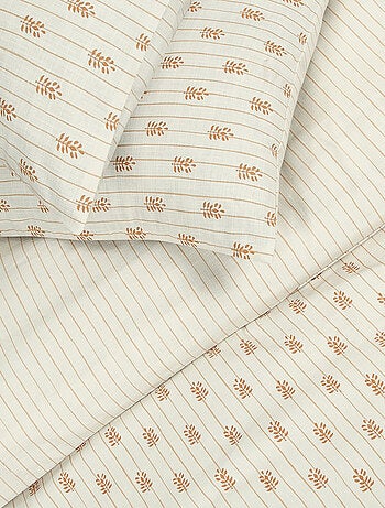 Tweepersoons beddengoedset met bloemenstrepen en linnenlook.