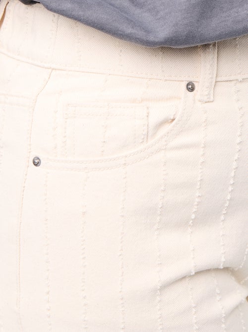 Twill broek met verticale, speelse slijtageplekken - Kiabi