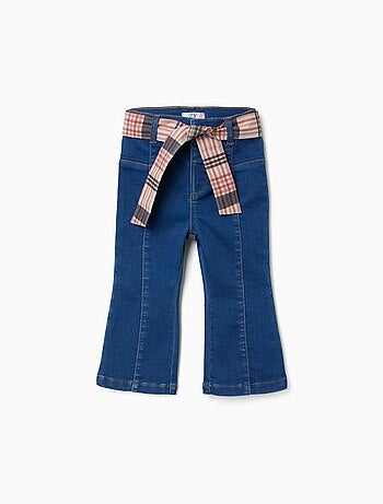 Uitlopende jeans met zakken en geruite riem
