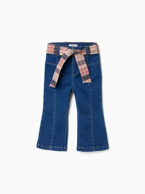 Uitlopende jeans met zakken en geruite riem - Kiabi