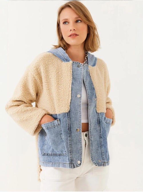 Veste à capuche en fausse fourrure avec détails en denim lucci - Kiabi Veste à capuche en fausse fourrure avec détails en denim lucci - Kiabi