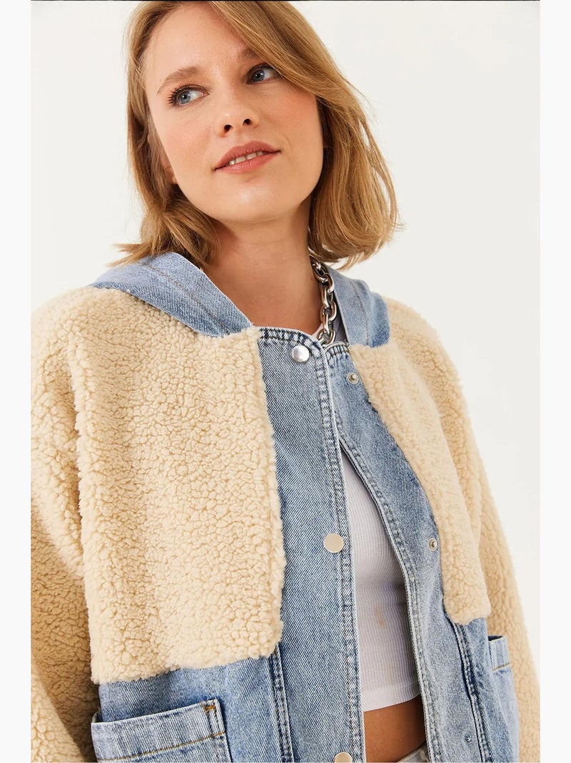 Veste à capuche en fausse fourrure avec détails en denim lucci Beige argile - Kiabi