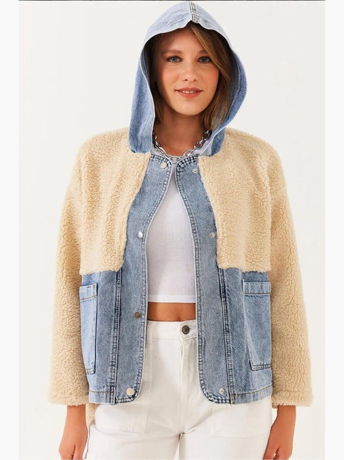Veste à capuche en fausse fourrure avec détails en denim lucci - Kiabi Veste à capuche en fausse fourrure avec détails en denim lucci - Kiabi