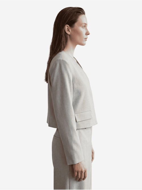 Veste cintrée à col en v avec poche my fashion - Kiabi Veste cintrée à col en v avec poche my fashion - Kiabi