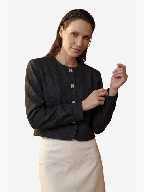 Veste courte ajustée à fermeture boutonnée my fashion - Kiabi Veste courte ajustée à fermeture boutonnée my fashion - Kiabi