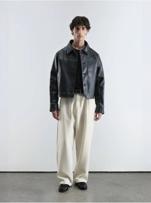 Veste courte boutonnée en similicuir avec col chemise giesto - Kiabi Veste courte boutonnée en similicuir avec col chemise giesto - Kiabi