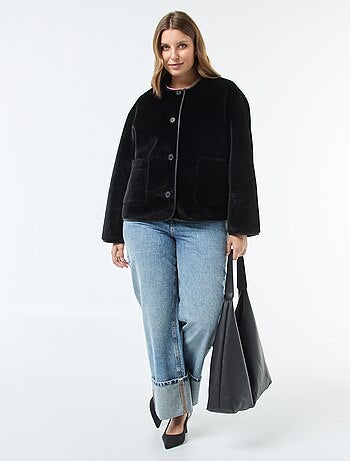 Veste courte en fausse fourrure