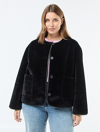 Veste courte en fausse fourrure