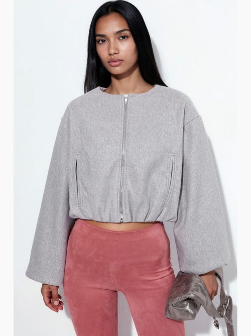 Veste courte en gabardine avec fermeture éclair et poche busem - Kiabi Veste courte en gabardine avec fermeture éclair et poche busem - Kiabi