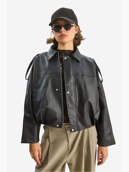 Veste courte oversize en similicuir avec fermeture éclair lucci - Kiabi Veste courte oversize en similicuir avec fermeture éclair lucci - Kiabi