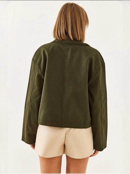 Veste courte tissée brodée à col chemise lucci - Kiabi Veste courte tissée brodée à col chemise lucci - Kiabi