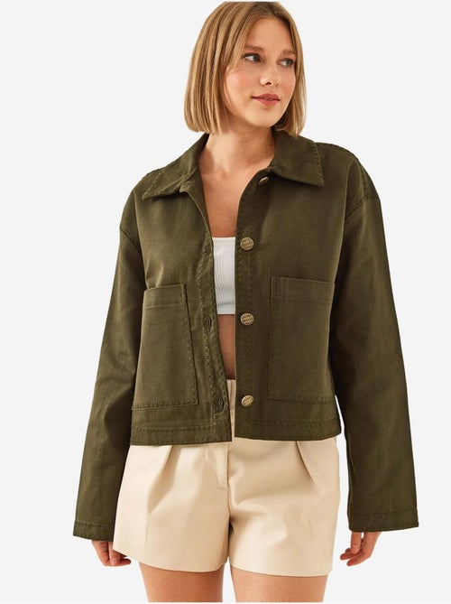 Veste courte tissée brodée à col chemise lucci - Kiabi Veste courte tissée brodée à col chemise lucci - Kiabi