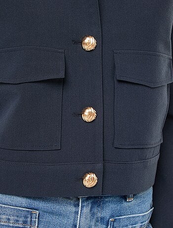 Veste de costume avec boutons dorés coupe courte
