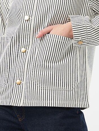 Veste denim courte avec 2 poches plaquées