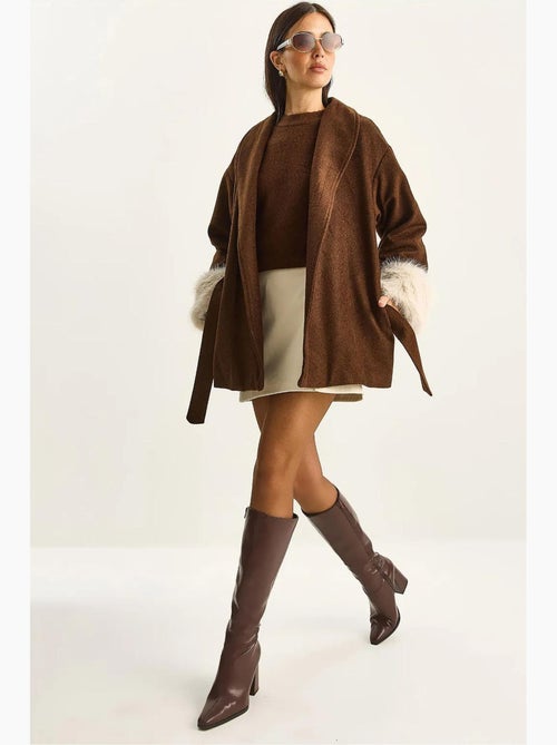Veste en feutre oversize à col châle et poignets en fausse fourrure lucci - Kiabi Veste en feutre oversize à col châle et poignets en fausse fourrure lucci - Kiabi