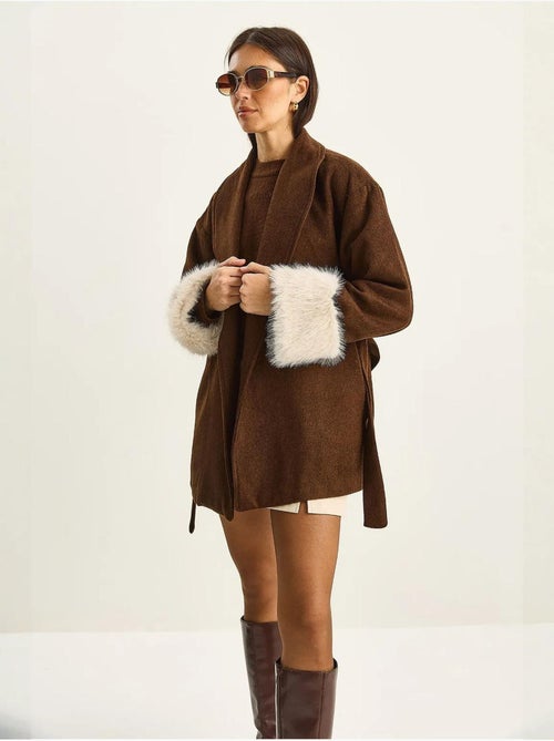Veste en feutre oversize à col châle et poignets en fausse fourrure lucci - Kiabi Veste en feutre oversize à col châle et poignets en fausse fourrure lucci - Kiabi