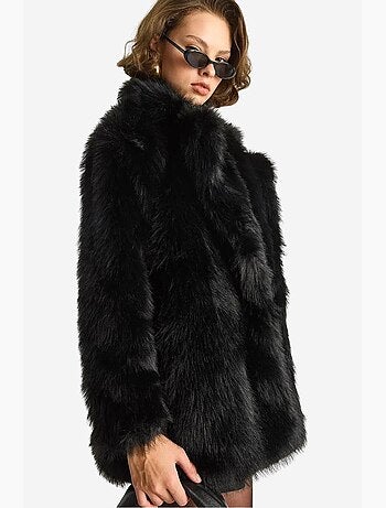 Veste mi-longue en fausse fourrure pelucheuse avec col. Lucci