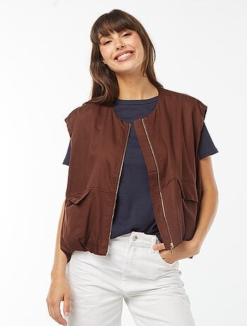 Veste sans manches satinée et zippée