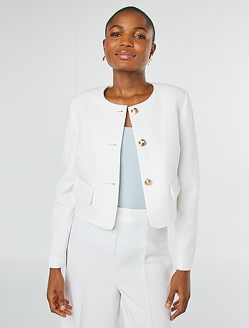 Veste tailleur coupe courte avec boutons dorés