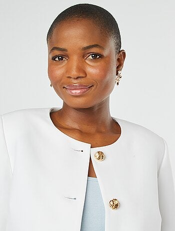 Veste tailleur coupe courte avec boutons dorés