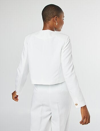 Veste tailleur coupe courte avec boutons dorés