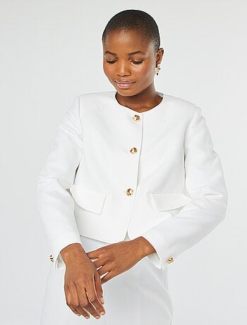 Veste tailleur coupe courte avec boutons dorés