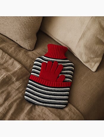 Warmwaterkruik met handschoenen en gestreepte gebreide hoes