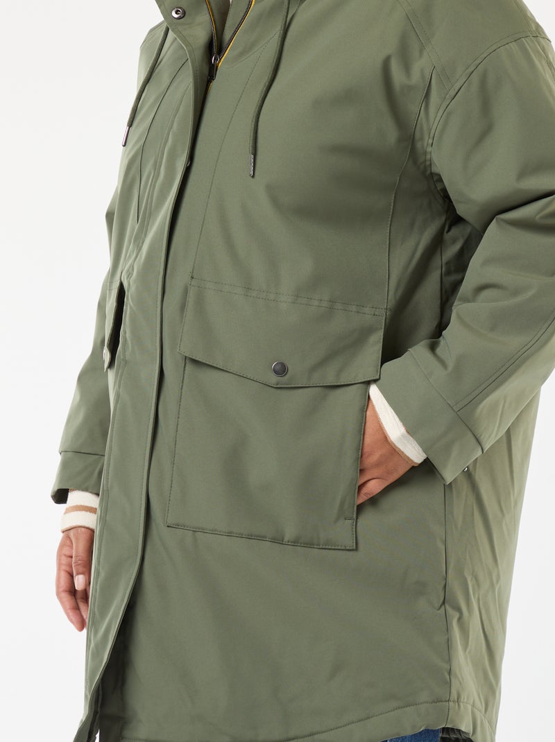 Waterafstotende parka met capuchon en imitatieschapenvacht Groen - Kiabi
