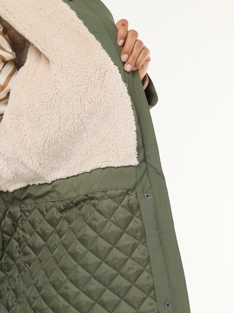 Waterafstotende parka met capuchon en imitatieschapenvacht Groen - Kiabi