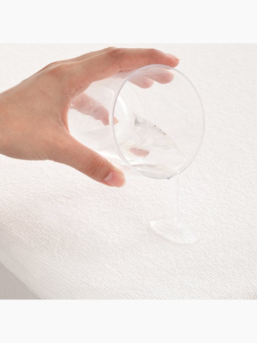 Waterdichte badstof matrasbeschermer, 100% katoen, elastisch, voor matrassen tot 30 cm dik - Gamusi. - Kiabi Waterdichte badstof matrasbeschermer, 100% katoen, elastisch, voor matrassen tot 30 cm dik - Gamusi. - Kiabi
