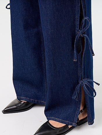 Wide leg-jeans met fantasievolle strikken aan de zoom