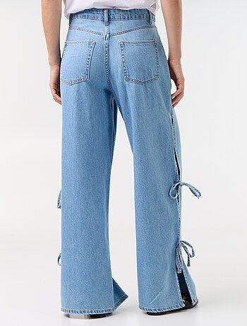Wide leg-jeans met fantasievolle strikken aan de zoom