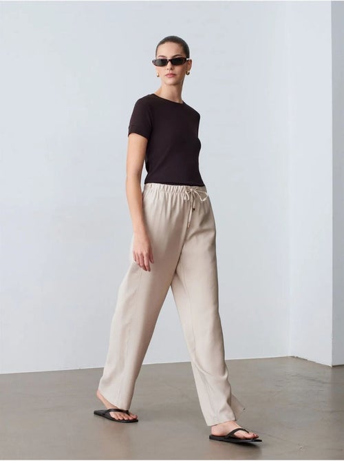 Wijde broek met elastische taille en trekkoord dilvin - Kiabi Wijde broek met elastische taille en trekkoord dilvin - Kiabi