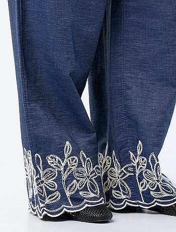 Wijde broek met geborduurde motieven