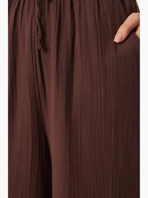 Wijde broek met trekkoord in de taille en biesdetail istanbul - Kiabi Wijde broek met trekkoord in de taille en biesdetail istanbul - Kiabi