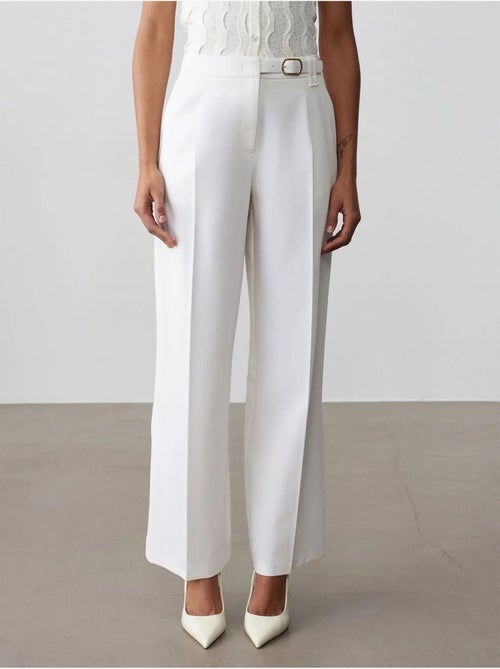 Wijde crepe broek met ceintuur dilvin - Kiabi Wijde crepe broek met ceintuur dilvin - Kiabi
