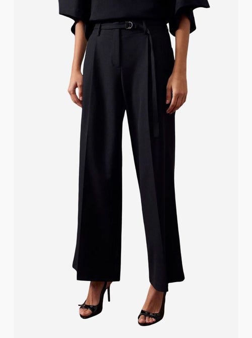 Wijde crêpe broek met ceintuur dilvin - Kiabi Wijde crêpe broek met ceintuur dilvin - Kiabi